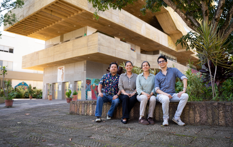 Fotografía de integrantes del grupo frente al edificio Ciencias Humanas 2