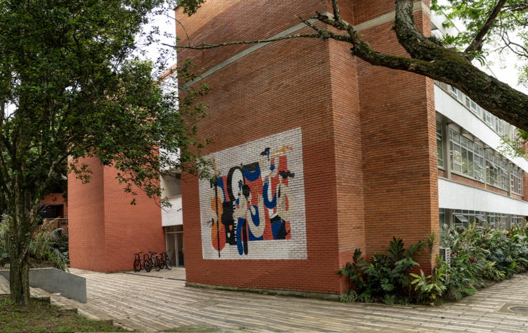 Fachada del edificio de Artes