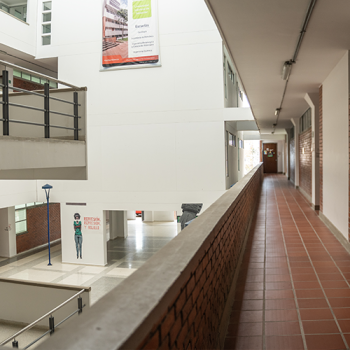 Pasillo de edificio Jorge Bautista