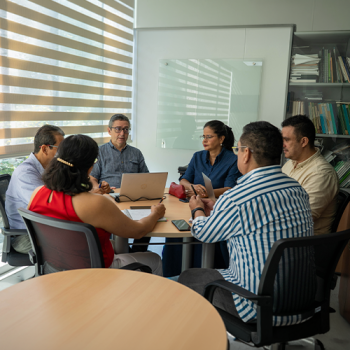 Integrantes del grupo en reunión