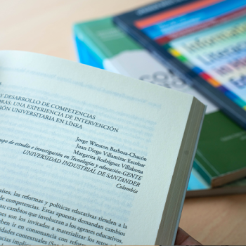 Integrante del grupo leyendo un libro