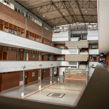 Interior del edificio de Facultad de Fisicomecánica