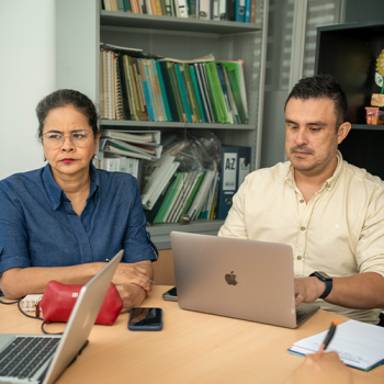Integrantes del grupo escribiendo en un computador