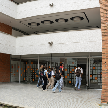 Estudiantes entrando al edificio Ciencias Básicas
