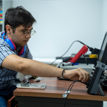 Profesional haciendo pruebas con equipos