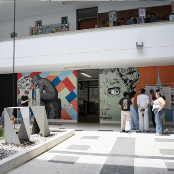 Estudiantes en exposicion de proyectos de diseño