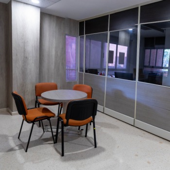 Common gathering space in the Humanas I building.